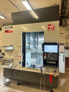 Haas CNC-fräs i produktion hos Mora Contract Manufacturing